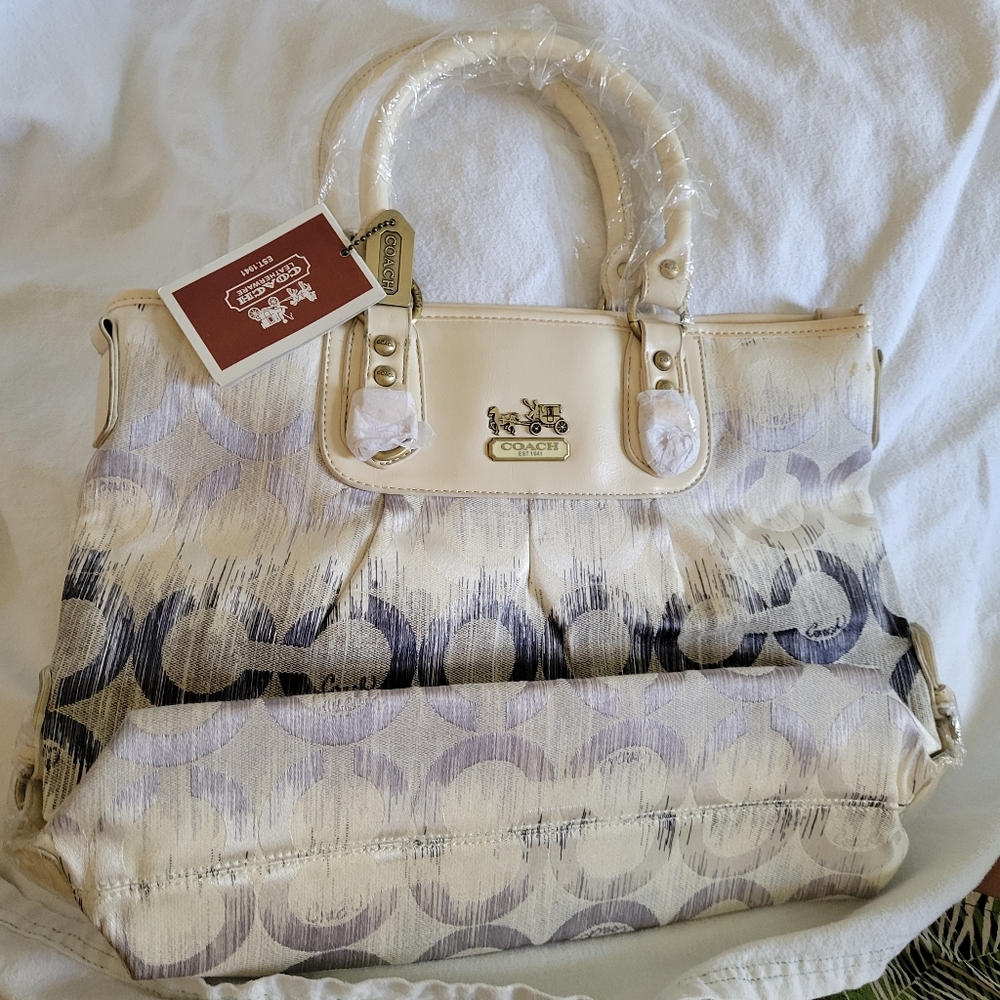 Coach Bag, Tan. Very Classy for Dressy Or Casual. Shoulder Strap Is  Missing